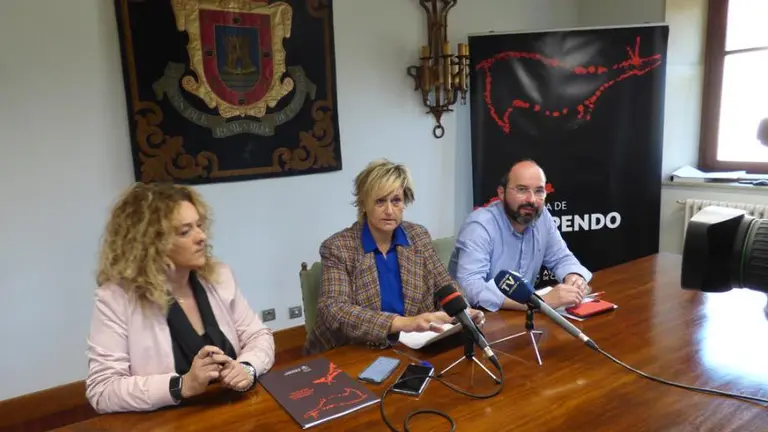Rueda de prensa de la alcaldesa de Camargo, Esther Bolado, en el centro. R.A.