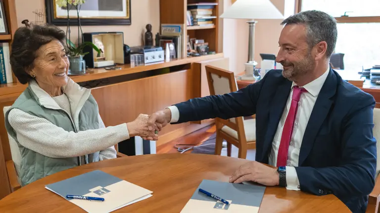 Un momento de la firma del patrocinio.
