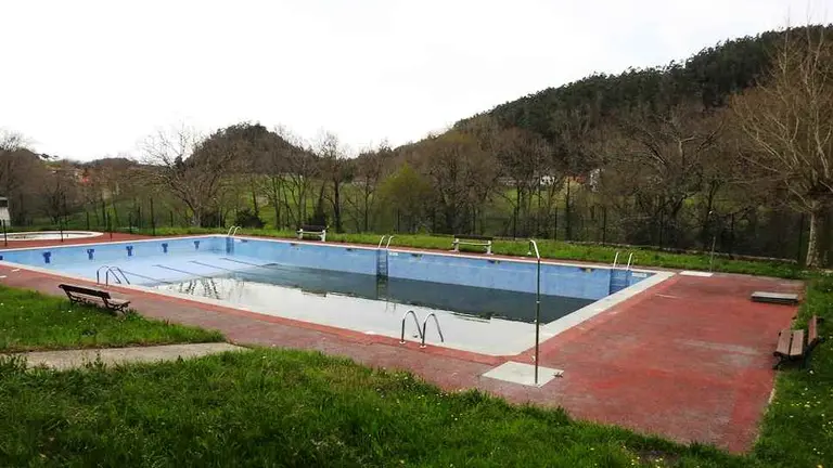 Vista de la piscina municipal en La Cavada, en Riotuerto.