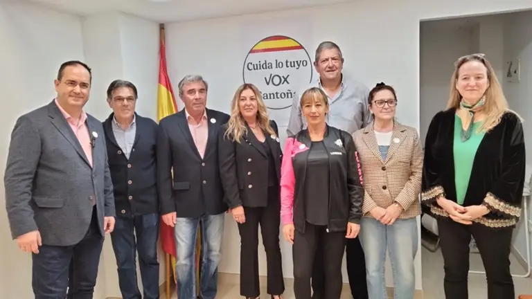 Representantes de la candidatura de Vozx en Santoña junto a Leticia Díaz en la sede.