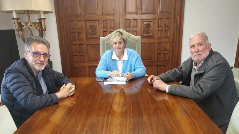 Reunión de la alcaldesa con Foro de Educación Cantabria.
