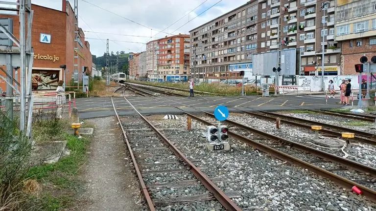 Vías de tren a su paso por Torrelavega.