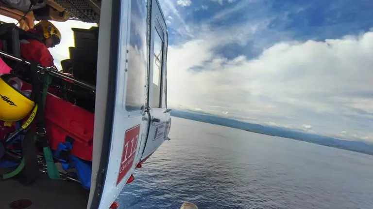 Helicóptero de búsqueda en San Vicente de la Barquera.