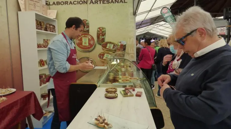 Expositor de Solano-Arriola en la Feria en Santoña. R.A.