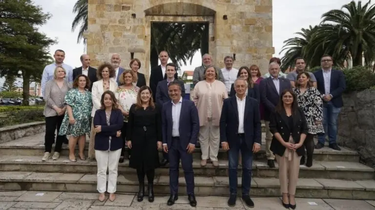 El alcalde de Camargo, Diego Movellán, con la presidenta regional.