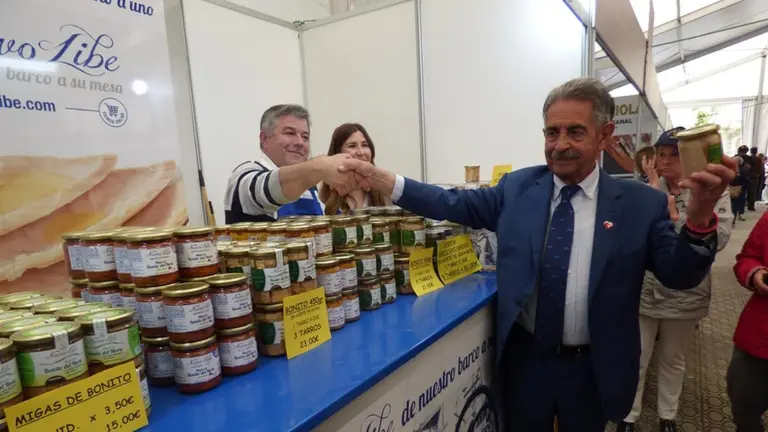 Revilla visitó el expositor de la conservera Nuevo Libe. R.A.