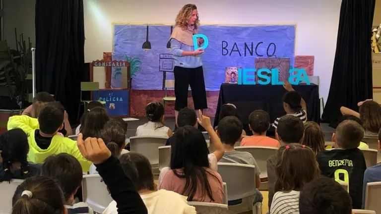 Charla y presentación del libro en un colegio en El Astillero.