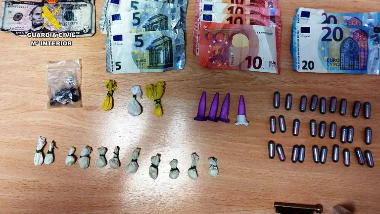 Dinero y drogas incautados.