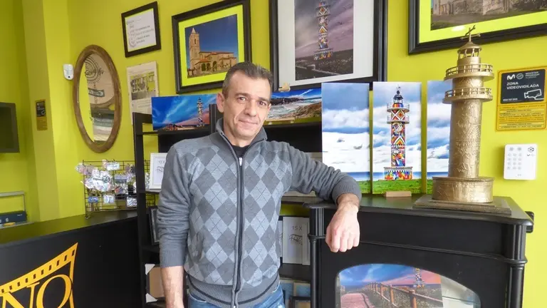 El fotógrafo Enrique Lozano, afincado en Ajo con su estudio. R.A.