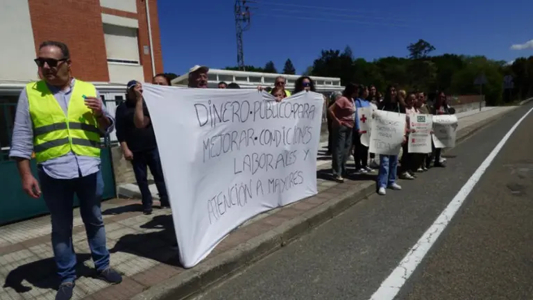 Concentración en Gama junto a la Residencia Villa de Cicero. R.A.