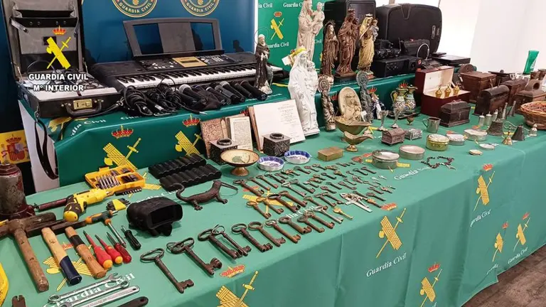 Artículos y dinero intervenido en la operación.