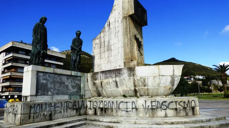 Monumento a Carrero Blanco con pintadas que se eliminaron. R.A.