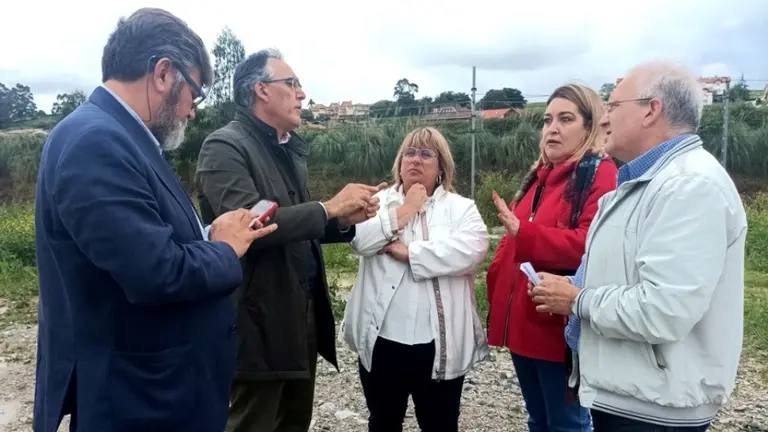 Judith Pérez Ezquerra y Raúl Pesquera visitan los terrenos en Guarnizo.