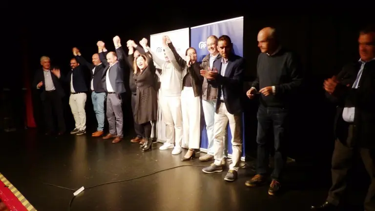 Presentaci&oacute;n de los candidatos de la zona en Laredo. R.A.