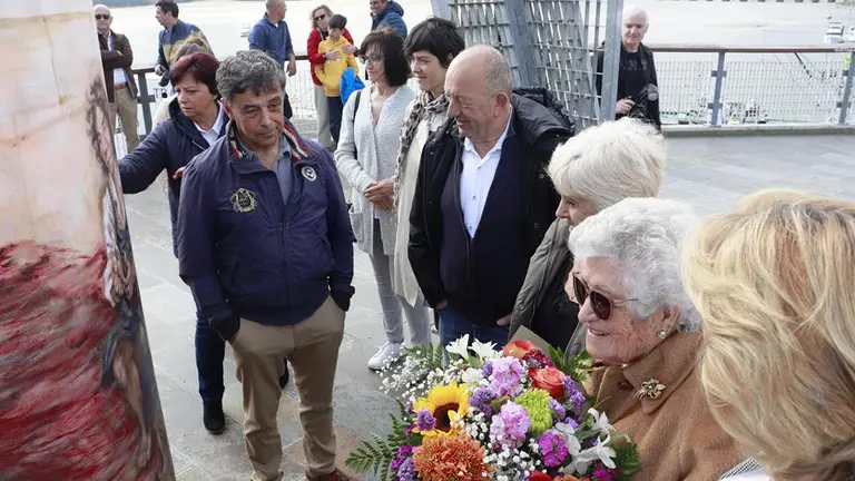 Monumento a las rederas en San Vicente de la Barquera.