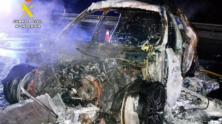 Coche accidentado en la A-8, a la altura de Hazas de Cesto.