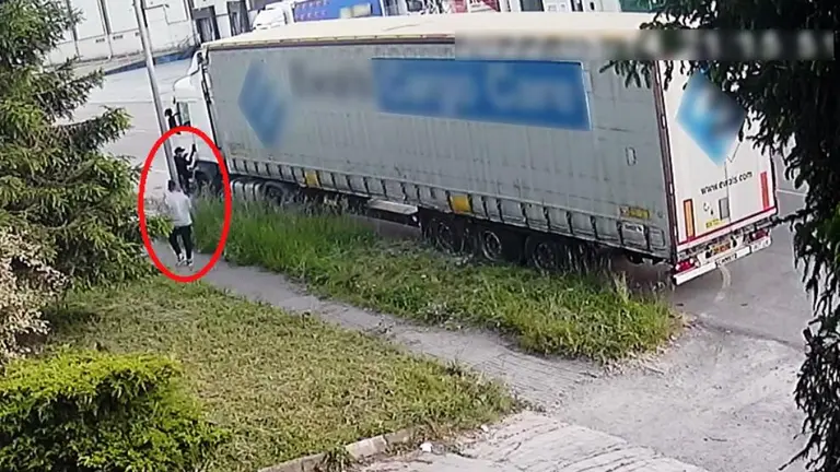 Momento de un robo en uno de los camiones.