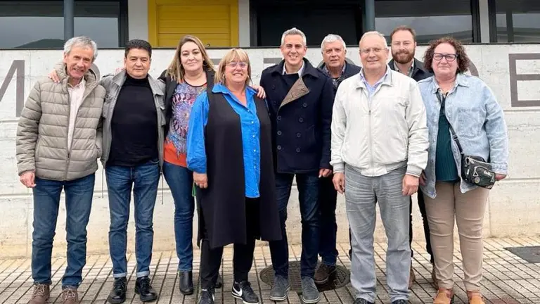 Encuentro de los socialistas en Guarnizo para hablar de la piscina.