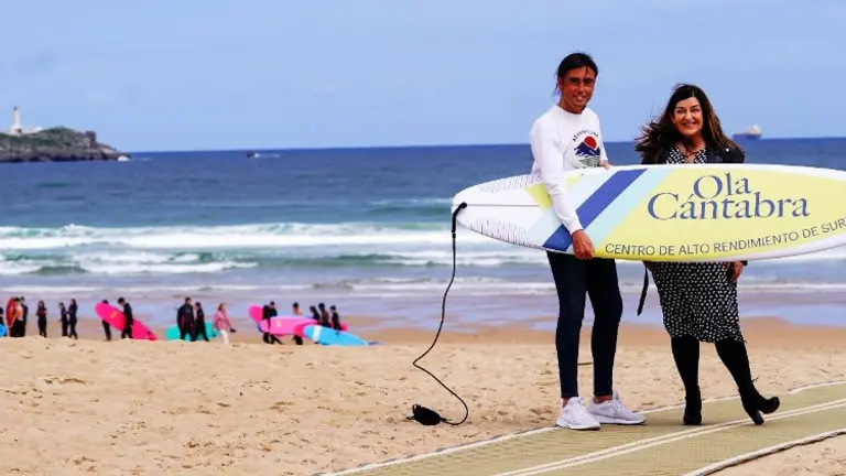 La candidata del PP, María José Sáenz de Buruaga, en Somo.