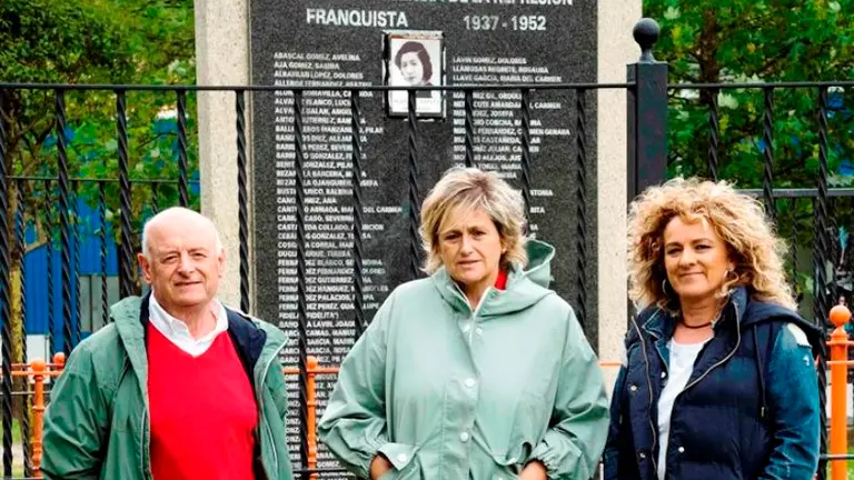 Las autoridades políticas junto al monumento en Camargo.