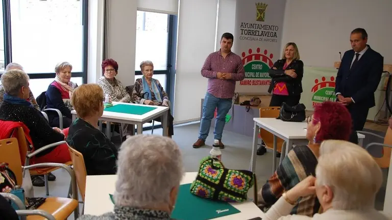 Representantes del PP en una reunión con los vecinos.