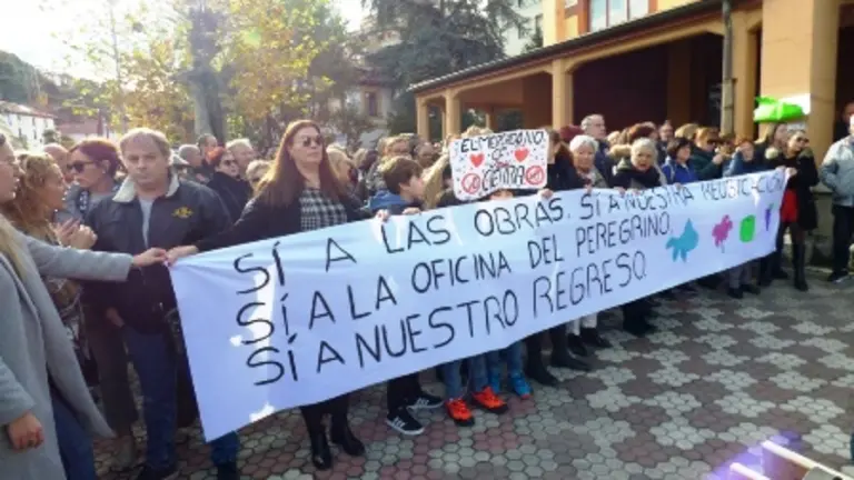 Protesta de los afectados del Mercado de Abastos en Laredo. R.A.