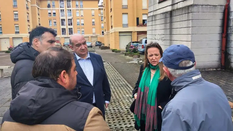 Los candidatos de Vox en el encuentro con los vecinos.