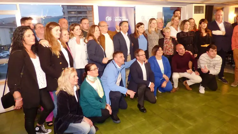 Candidatos del PP en Piélagos, junto con María José Sáenz de Buruaga.