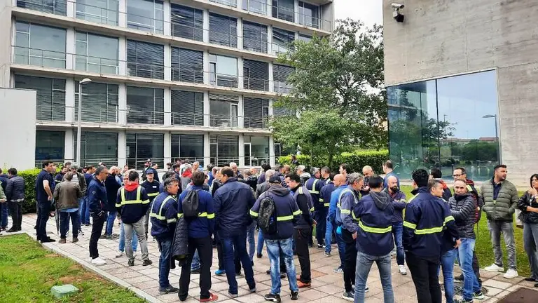 El Comit&eacute; de empresa frente a la Consejer&iacute;a de Industria.