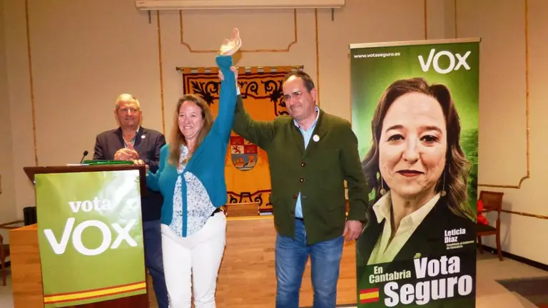 Los candidatos tras intervenir en el mitin de campaña. R.A.