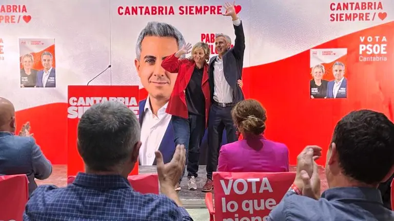 Candidatos del PSOE en Camargo en un acto de campaña.