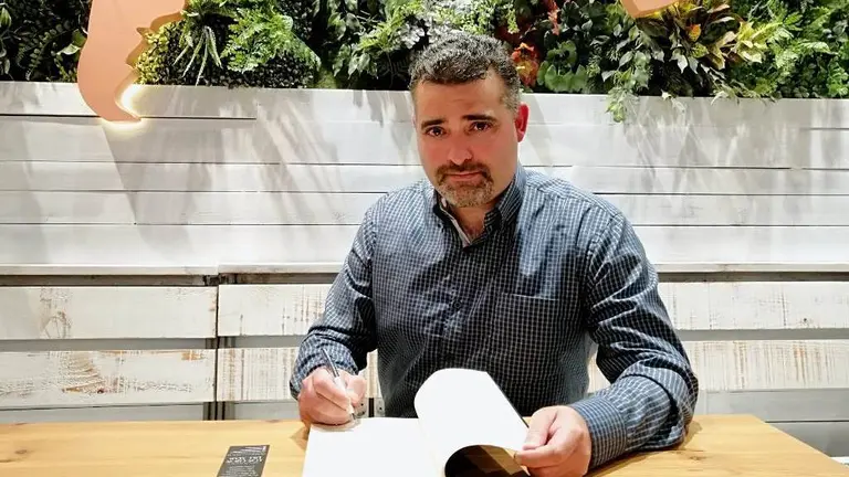 El escritor Alberto Gu