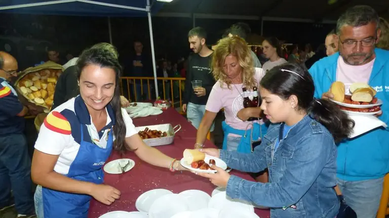 Reparto de chorizo en las fiestas de Meruelo. R.A.