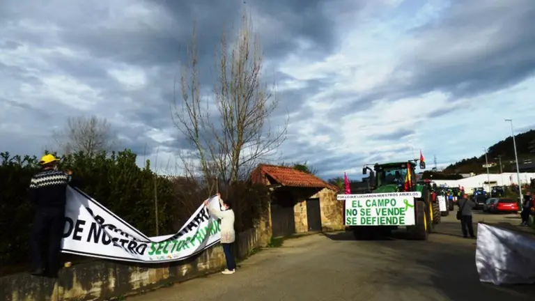 Concentraci&oacute;n de los ganaderos en la empresa l&aacute;ctea de Meruelo. R.A.