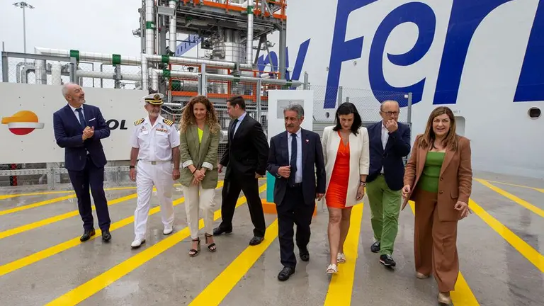 Las autoridades políticas en la inauguración en el puerto de Santander.