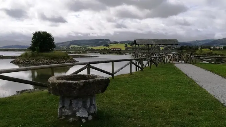 Municipio de Escalante con el molino de Cerroja al fondo. R.A.