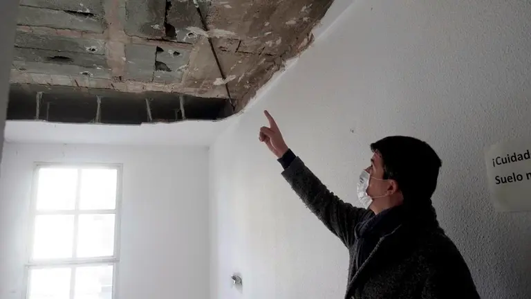 El portavoz del PSOE, Daniel Fernández, muestra los desperfectos.