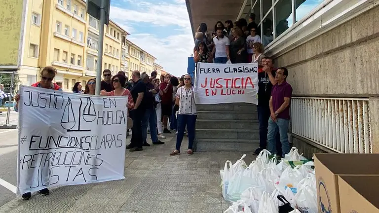 Concentraci&oacute;n y recogida de alimentos en la puerta del Juzgado.