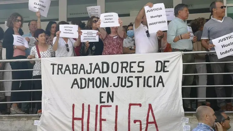 Concentraci&oacute;n del personal Justicia en Salesas.