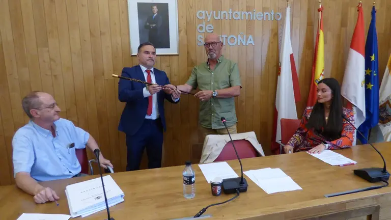 Víctor Sobrino entregó en bastón de mando a Jesús Gullart. R.A.