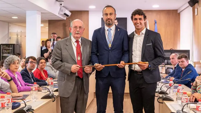 Javier López Estrada recibió el bastón de mando.