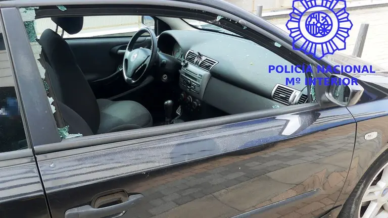 Luna de un coche rota en Santander.