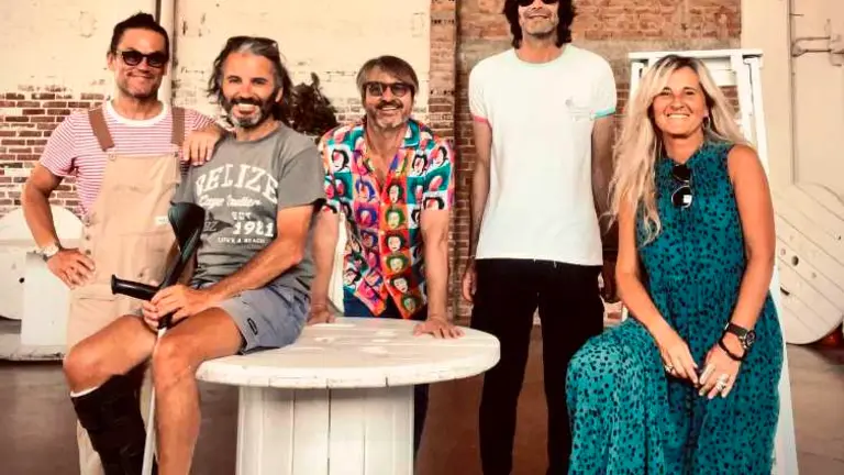 Los tres santoñeses junto a los gestores del espacio. Facebook La Nave que Late