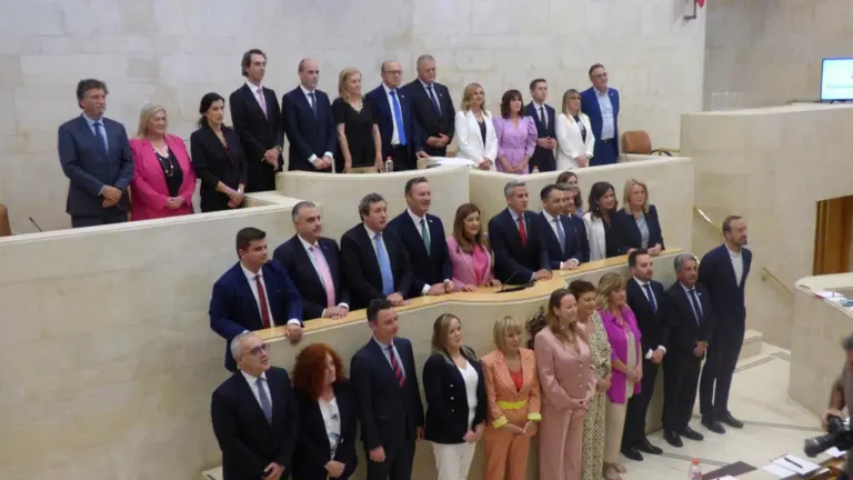 Los 35 diputados regionales de la legislatura. R.A.