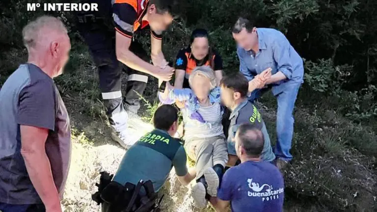 Un momento del rescate d ela mujer de 89 años.