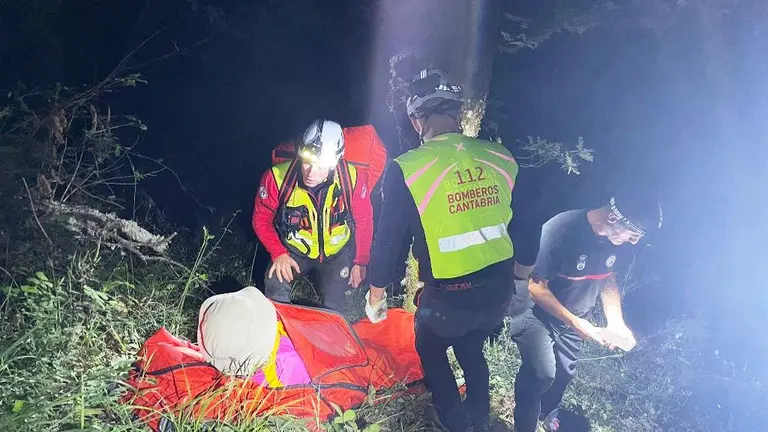 Un momento del rescate de la senderista.