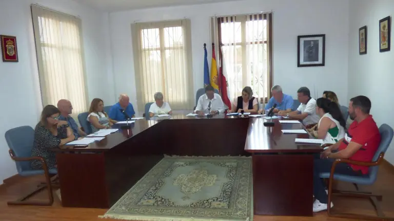 Los concejales de Bareyo en la sesión plenaria extraordinaria. R.A.