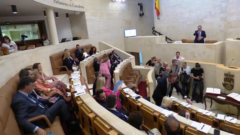 Los diputados en el Parlamento de Cantabria. R.A.
