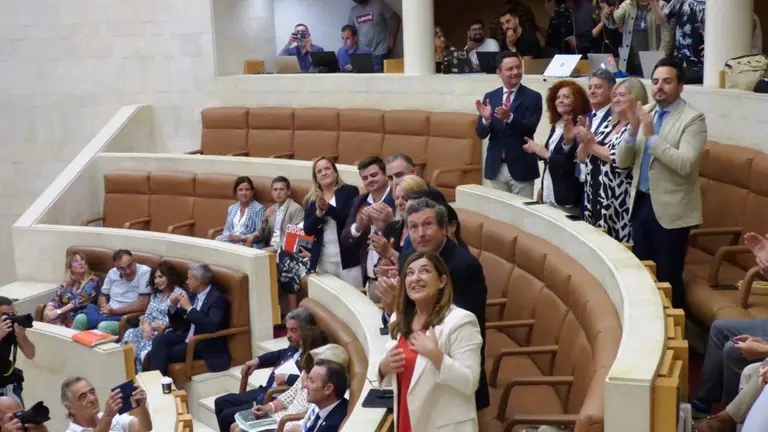 María José Sáenz de Buruaga tras ser investida presidenta de Cantabria. R.A.
