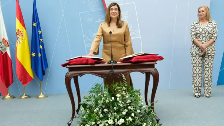 María José Sáenz de Buruaga tomó posesión del cargo de presidenta regional.